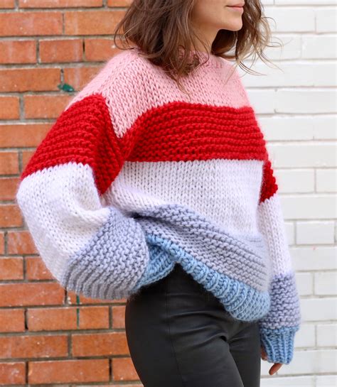 oversized sweater with one stripe.